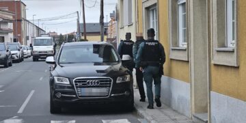 Operativo de la Guardia Civil en Peñaranda donde se está llevando a cabo un registro en una vivienda de la calle Los Incas