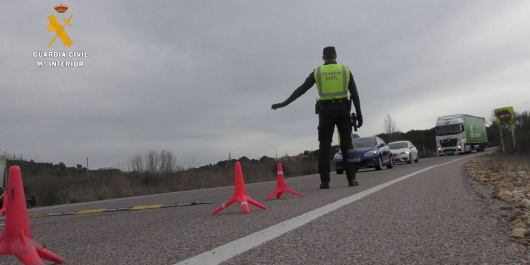 La Guardia Civil detiene a dos fugados de la justicia cuando circulaban por el término de Cantaracillo en un turismo robado