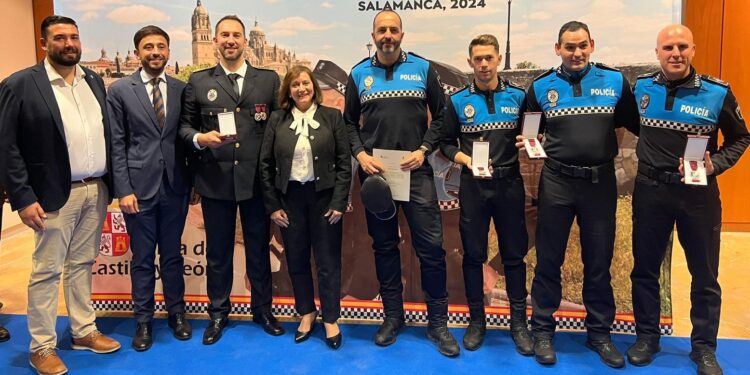 Cinco agentes de Peñaranda reciben la Medalla de Plata al Mérito Policial por salvar la vida a un ciudadano infartado