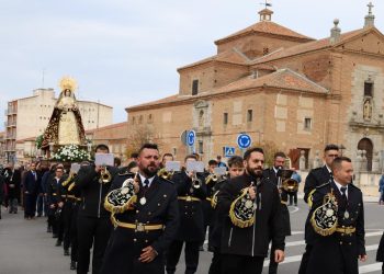 Peñaranda acompaña a Nuestra Señora de las Lágrimas en la misa y procesión extraordinaria por el XXV aniversario de su llegada