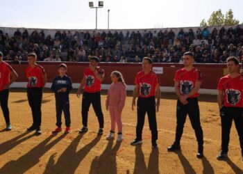 El público llena la plaza de toros de Villoria en un gran concurso de cortes a beneficio de los miles de afectados por la DANA
