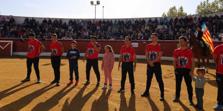 El público llena la plaza de toros de Villoria en un gran concurso de cortes a beneficio de los miles de afectados por la DANA