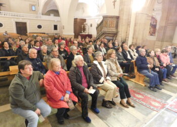 Palaciosrubios disfruta en su iglesia parroquial de la obra de teatro «Buscando a Nebrija» a cargo del grupo Lazarillo de Tormes