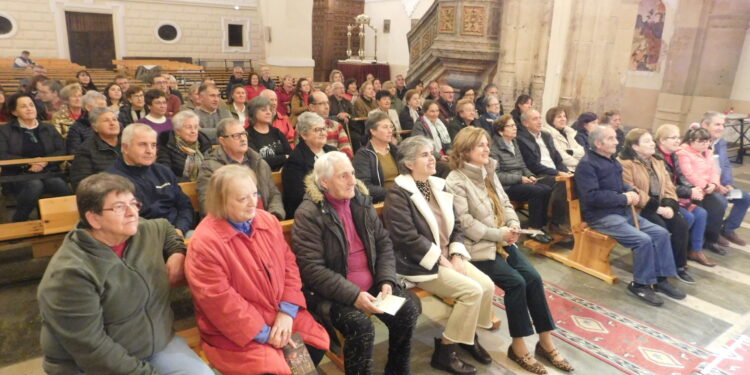 Palaciosrubios disfruta en su iglesia parroquial de la obra de teatro «Buscando a Nebrija» a cargo del grupo Lazarillo de Tormes