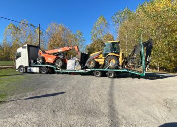 Alaraz envía dos máquinas para retirar lodo y materiales de las calles en los pueblos de Valencia afectados por la DANA