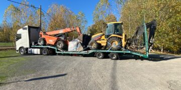 Alaraz envía dos máquinas para retirar lodo y materiales de las calles en los pueblos de Valencia afectados por la DANA