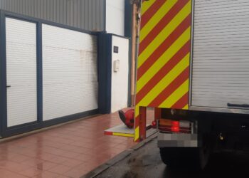 Los Bomberos de Peñaranda intervienen en la calle Chamberí por el fuego declarado en el cuadro eléctrico del patio de una casa