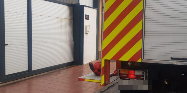 Los Bomberos de Peñaranda intervienen en la calle Chamberí por el fuego declarado en el cuadro eléctrico del patio de una casa