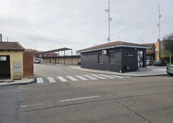 La estación de autobuses de Peñaranda sin sala de espera, sin aseos y sin horarios actualizados desde hace nueve meses