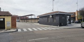 La estación de autobuses de Peñaranda sin sala de espera, sin aseos y sin horarios actualizados desde hace nueve meses