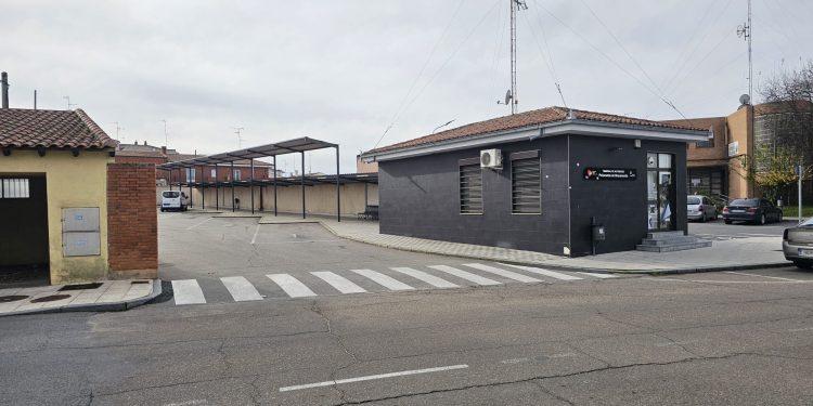 La estación de autobuses de Peñaranda sin sala de espera, sin aseos y sin horarios actualizados desde hace nueve meses