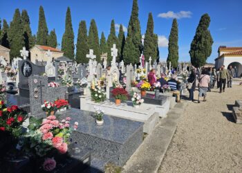 El cementerio de Peñaranda recibe miles de visitas en el Día de Todos los Santos y el sol propicia una masiva afluencia de público