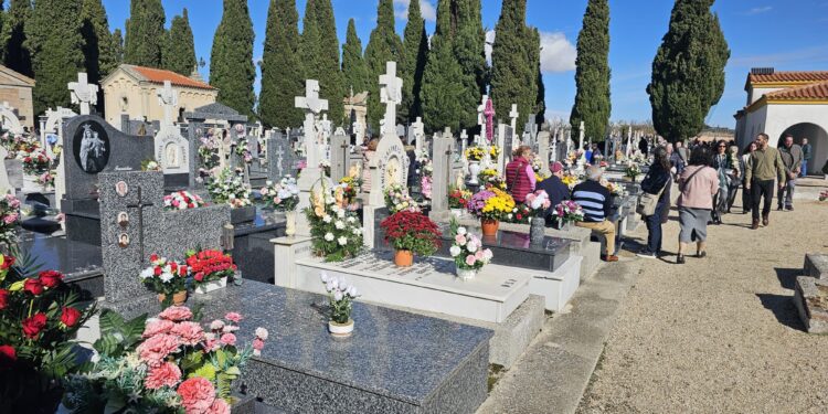 El cementerio de Peñaranda recibe miles de visitas en el Día de Todos los Santos y el sol propicia una masiva afluencia de público