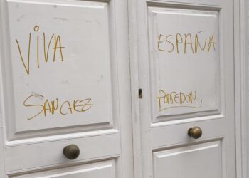El centro social de Peñaranda amanece con pintadas de «Viva España» y «Sánchez, paredón», en un nuevo acto vandálico
