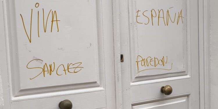 El centro social de Peñaranda amanece con pintadas de «Viva España» y «Sánchez, paredón», en un nuevo acto vandálico