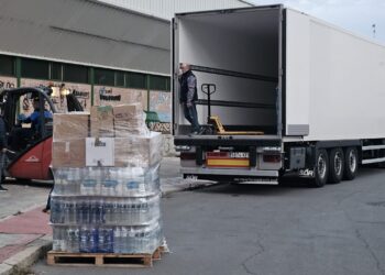 Dulca fleta un camión con el primer cargamento de productos de ayuda humanitaria recogida hoy en el pabellón de Peñaranda