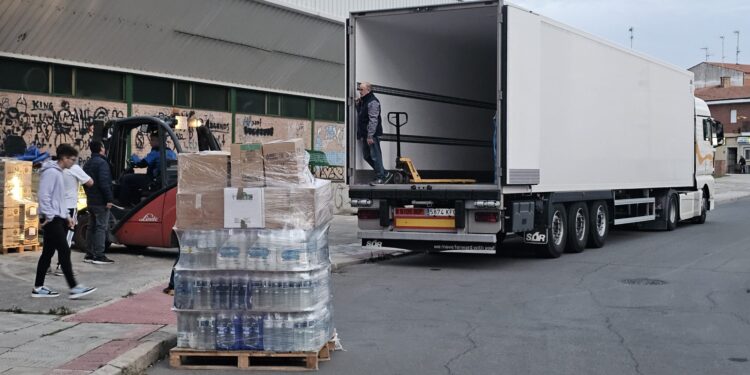 Dulca fleta un camión con el primer cargamento de productos de ayuda humanitaria recogida hoy en el pabellón de Peñaranda