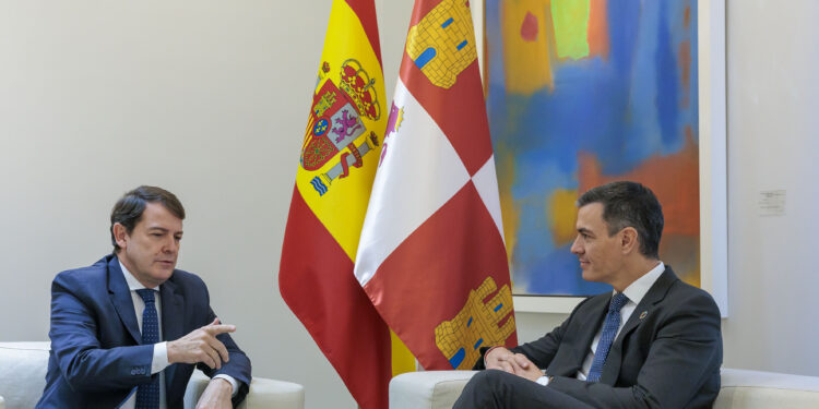 La supresión del paso a nivel de Babilafuente, entre las peticiones de Alfonso Fernández Mañueco al presidente del Gobierno