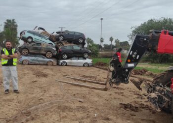 Enrique Castaño, maquinista peñarandino: «en nuestra labor, lo más urgente es sacar los vehículos de las calles por los vertidos que pueden producir y por el estorbo que suponen»