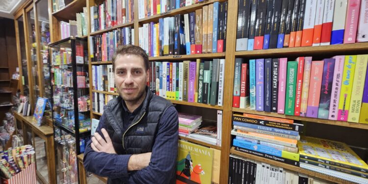 Álvaro Coll, librero en Peñaranda: «El reto de una librería y, casi diría yo de cualquier comercio de pueblo, es ver la forma de cómo sobrevivir porque está todo inventado»