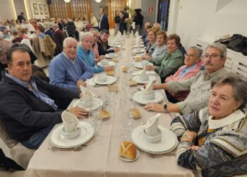 La asociación de mayores San Miguel celebra en Peñaranda una animada merienda de confraternidad con 160 participantes