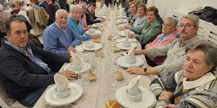 La asociación de mayores San Miguel celebra en Peñaranda una animada merienda de confraternidad con 160 participantes