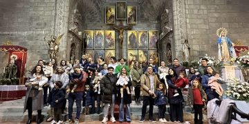 Una veintena de bebés reciben en Peñaranda la bendición ante la Virgen Milagrosa en la parroquia con motivo de su fiesta anual