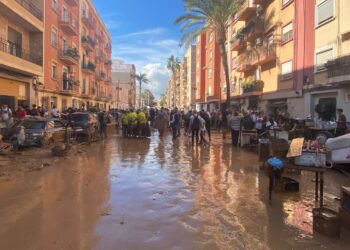 «Estamos ya con mascarillas y guantes por la putrefacción y el peligro de infecciones que hay ahora»: última hora en Paiporta