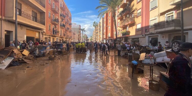 «Estamos ya con mascarillas y guantes por la putrefacción y el peligro de infecciones que hay ahora»: última hora en Paiporta