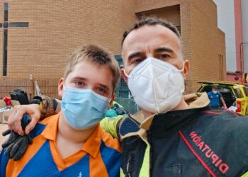 Emotivo reencuentro de peñarandinos en la zona cero de la DANA: «le he dado un besazo de parte de sus abuelos y muchos ánimos»