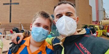 Emotivo reencuentro de peñarandinos en la zona cero de la DANA: «le he dado un besazo de parte de sus abuelos y muchos ánimos»