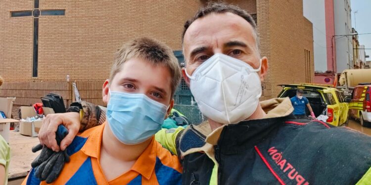 Emotivo reencuentro de peñarandinos en la zona cero de la DANA: «le he dado un besazo de parte de sus abuelos y muchos ánimos»