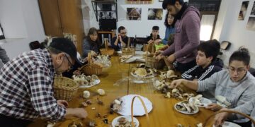 Rágama acoge un taller de iniciación a la micología en una jornada amena y didáctica para participantes de diversas edades