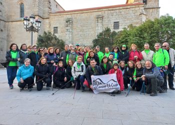 El club de senderismo Camino el Cristo, de Alaraz, realiza una ruta hasta la localidad de Mancera de Abajo y conoce la historia local