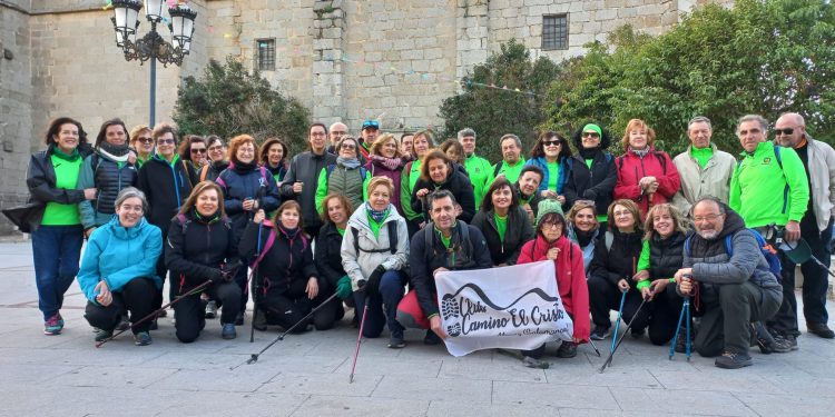 El club de senderismo Camino el Cristo, de Alaraz, realiza una ruta hasta la localidad de Mancera de Abajo y conoce la historia local