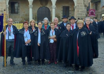 Los Amigos de la Capa de Santiago de la Puebla también viajan hasta Plasencia para participar en el XXIV Encuentro Nacional