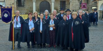Los Amigos de la Capa de Santiago de la Puebla también viajan hasta Plasencia para participar en el XXIV Encuentro Nacional