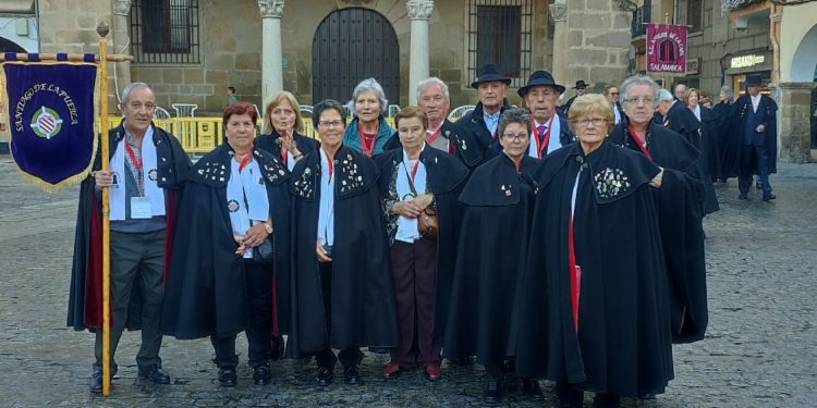 Los Amigos de la Capa de Santiago de la Puebla también viajan hasta Plasencia para participar en el XXIV Encuentro Nacional