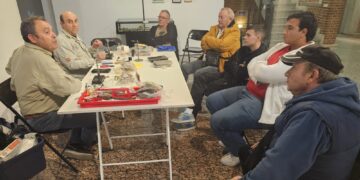 Los hermanos Redondo protagonizan en el CDS de Peñaranda un interesante y práctico taller de montaje de moscas para la pesca