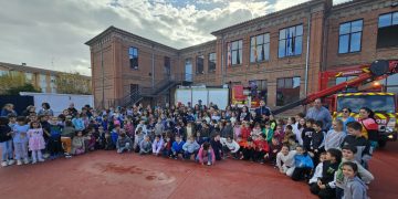 Bomberos de Diputación y Policía Local realizan un simulacro de incendio en el colegio público Miguel de Unamuno de Peñaranda