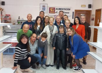 José Galiano y Pili celebran en familia su merecida jubilación tras décadas al frente de la tienda de Zorita de la Frontera