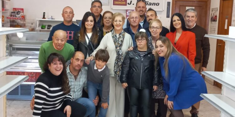 José Galiano y Pili celebran en familia su merecida jubilación tras décadas al frente de la tienda de Zorita de la Frontera