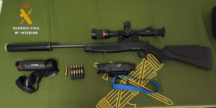 Golpe a la caza furtiva con la incautación de cartuchos, un rifle con silenciador, una mira telescópica y dos visores térmicos