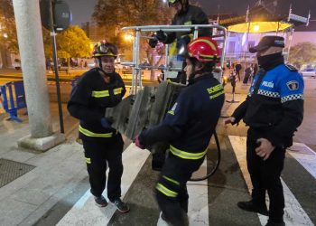 Bomberos y Policía Local de Peñaranda intervienen en la plaza de España por el peligro de desprendimiento de un capitel de madera