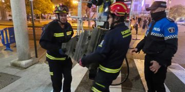 Bomberos y Policía Local de Peñaranda intervienen en la plaza de España por el peligro de desprendimiento de un capitel de madera