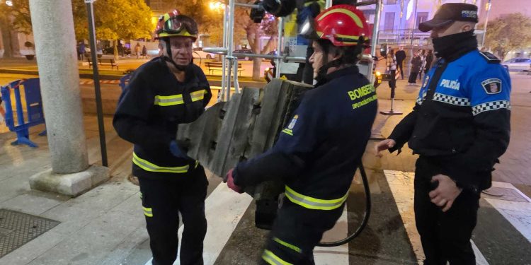 Bomberos y Policía Local de Peñaranda intervienen en la plaza de España por el peligro de desprendimiento de un capitel de madera