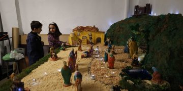 La cofradía peñarandina de la Virgen de la Esperanza monta por primera vez un belén en su casa de hermandad de la calle San Luis