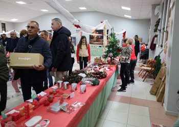 Babilafuente consolida su mercadillo solidario con un rotundo éxito de visitantes y llenando el multiusos de decoración navideña