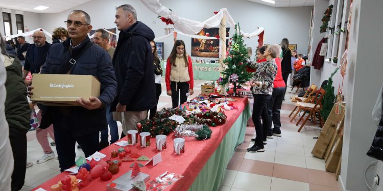 Babilafuente consolida su mercadillo solidario con un rotundo éxito de visitantes y llenando el multiusos de decoración navideña