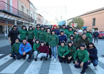 La cofradía de la Virgen de la Esperanza recoge alimentos en un ensayo solidario que ha recorrido el casco antiguo de Peñaranda